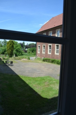 Blick aus einem Flurfenster über das Klosterlabyrinth der Landjugend in den Klostergarten, unsere nächste Baustelle…
