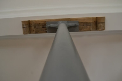 Detailansicht: Sattelholz über einer gusseisernen Säule, die in der Wand zwischen Saal und Flur im Alten Klosters verborgen war.